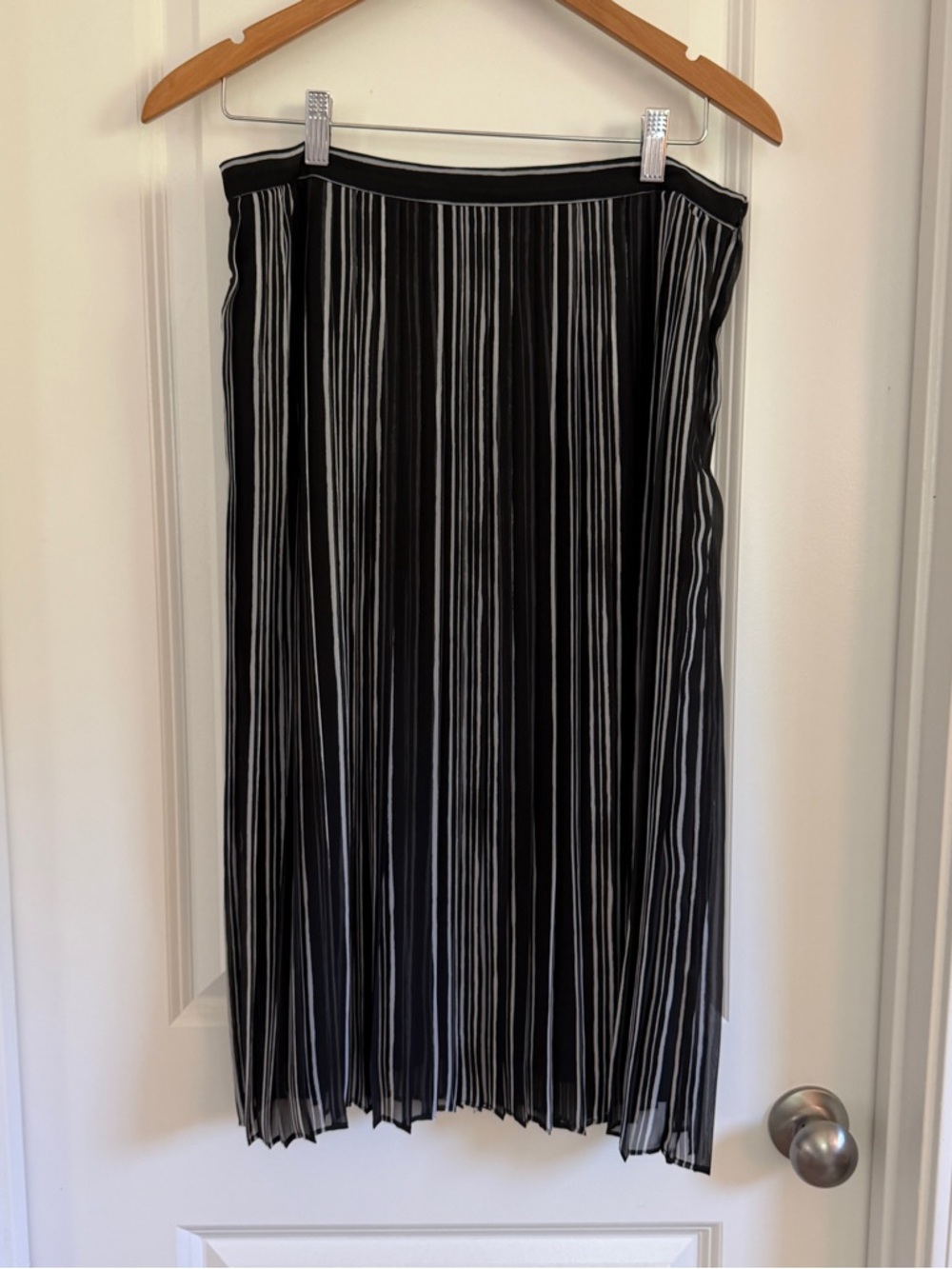 Banana Republic Black White Striped Pleated Skirt ~ Size 10